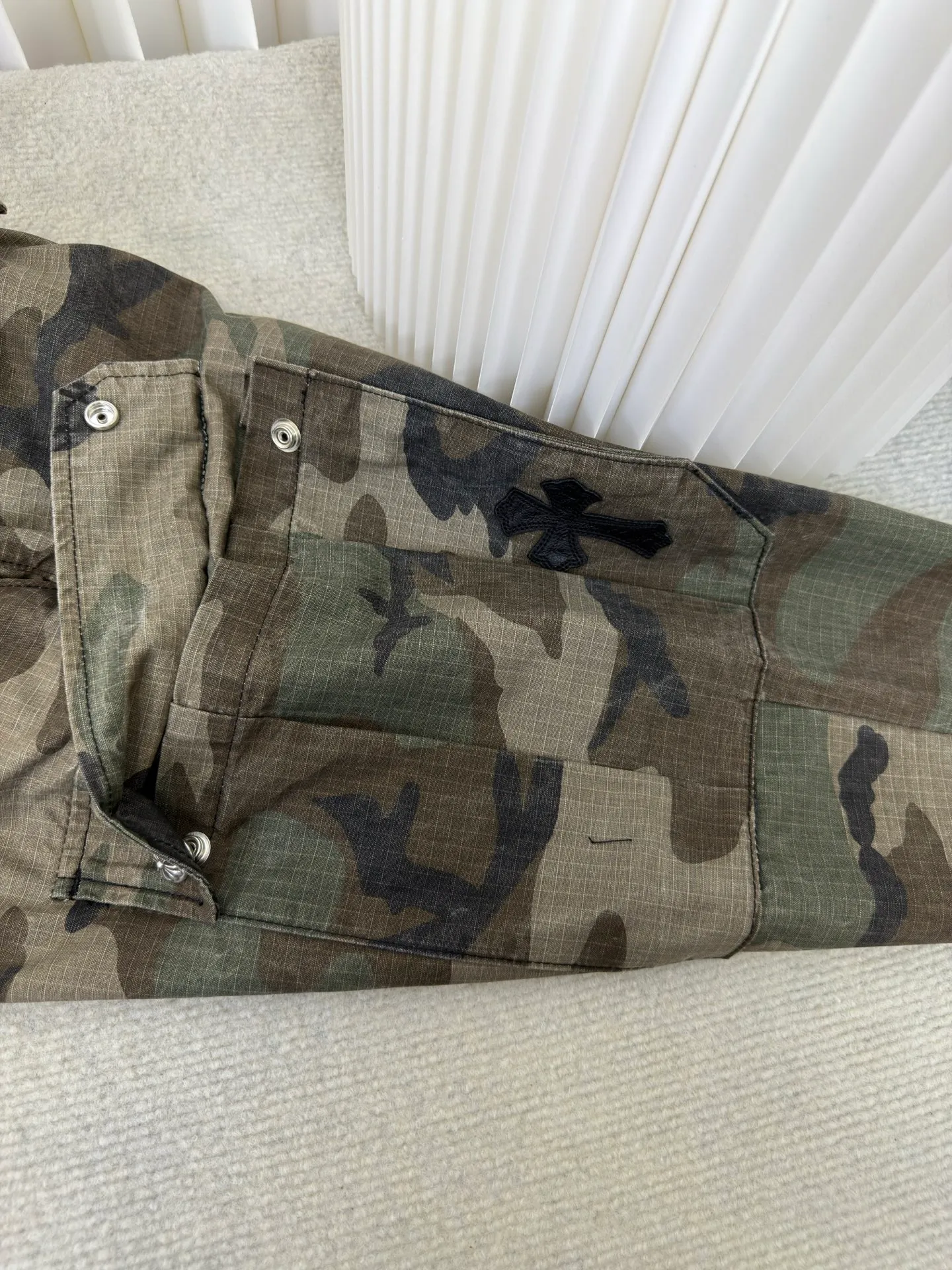 P610 Chrome Hearts camouflage leather and genuine antique silver overalls. The main fabric is dyed with fully divided camouflage. The lining is made of CH jacquard lining. The minimum order is 1000 meters. The whole pants have 14 genuine antique silver hardware. Half of the cost is in the hardware. The leather is made of imported lambskin. Hand-made edge stitching. The embroidery on the waist uses imported Tajima machine. Precision embroidery. Size 32/S 34/M 36/L